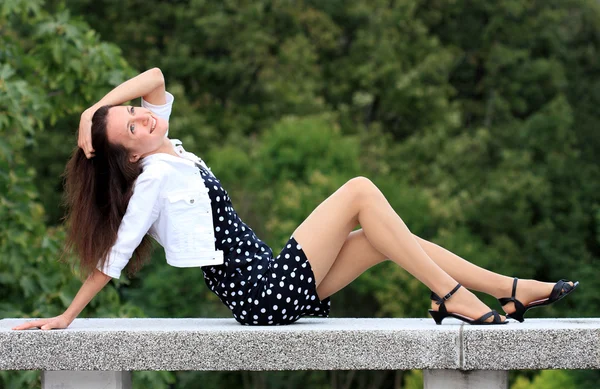 Šťastná mladá žena líbí život — Stock fotografie