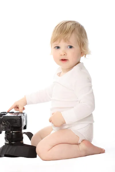 Приседание ребенка с камерой — стоковое фото