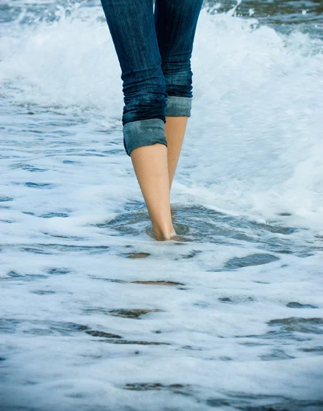 Camminare lungo il mare — Foto Stock