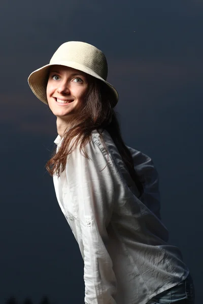 Portré, fiatal, mosolygó gyönyörű nő egy kalap — Stock Fotó