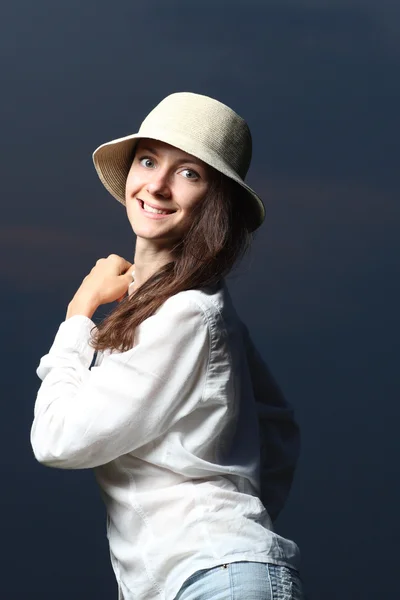 Portret van een jonge lachende mooie vrouw in de duisternis — Stockfoto