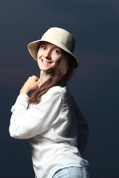 Retrato de uma jovem mulher bonita sorridente na escuridão — Fotografia de Stock