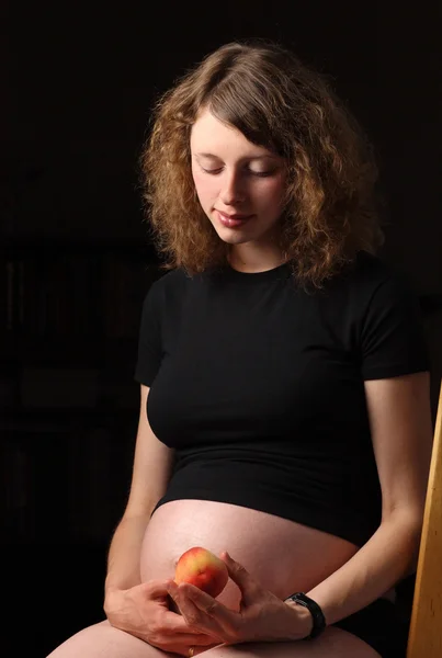 冷静怀孕的年轻女子 — 图库照片