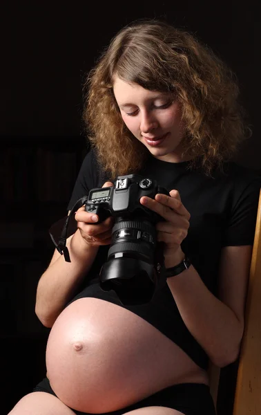 Lugna gravid ung kvinna med kamera — Stockfoto