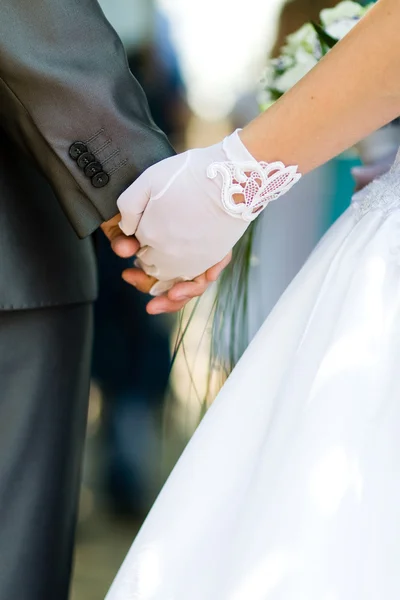 Просто женатая пара, держащаяся за руки — стоковое фото