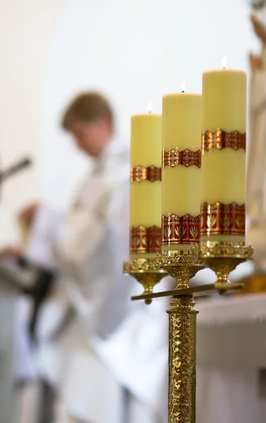Schöner Kerzenständer in der Kathedrale — Stockfoto