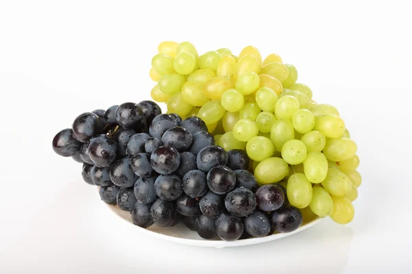 Un plato con uvas — Foto de Stock