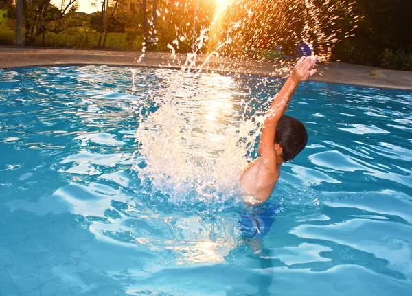 Water splash jongen — Stockfoto