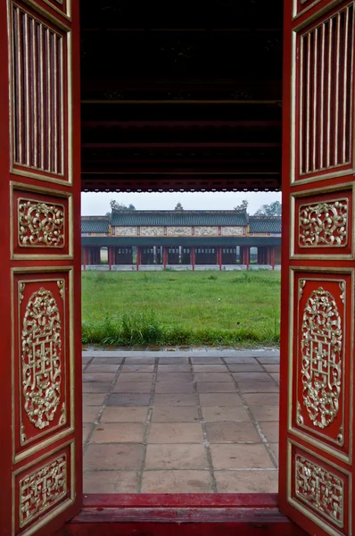 Red Wooden Doors and Temple, Hue Citadel — Stock Photo, Image
