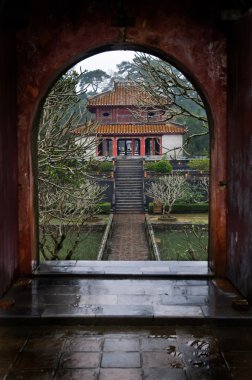 Kapı girişinde durduğumu ve Tapınağı, vietnam