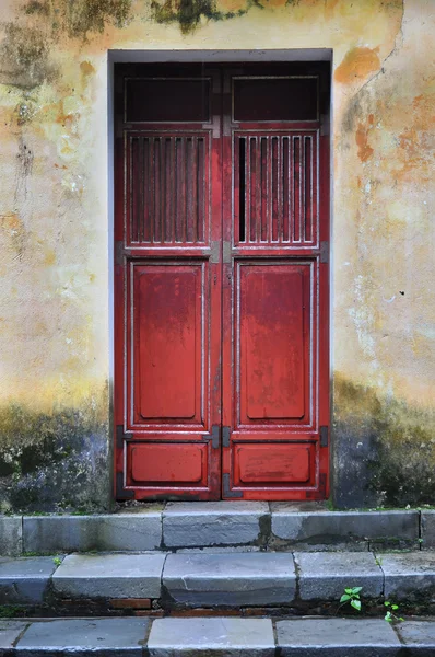 Czerwony drzwi drewniane — Zdjęcie stockowe