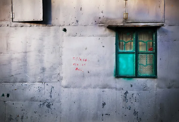 Groene venster en metalen shack, tai o, hong kong — Stockfoto