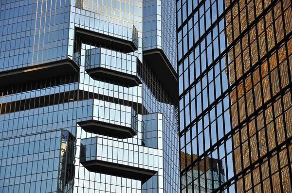 Arranha-céus de vidro refletindo luz, Hong Kong — Fotografia de Stock