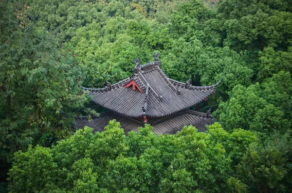 Плиточная крыша в парке, Ханчжоу, Китай — стоковое фото