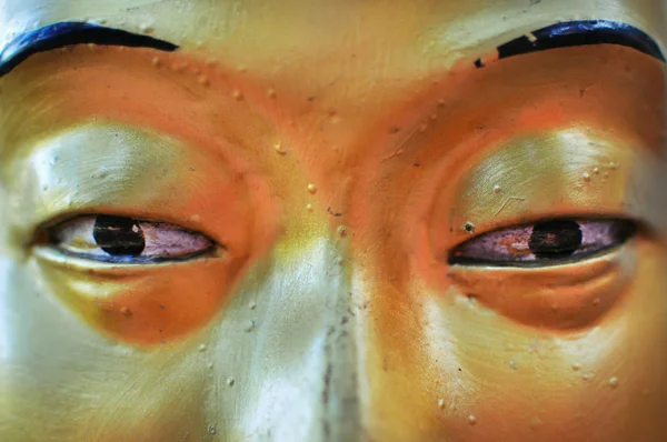 Глаза Закрыть статую Золотого Будды — стоковое фото