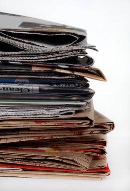 Gazeteler ve torbası yığını