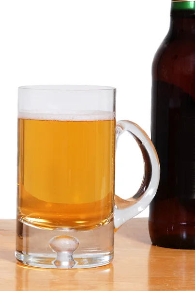 Botella de cerveza y taza Imagen De Stock