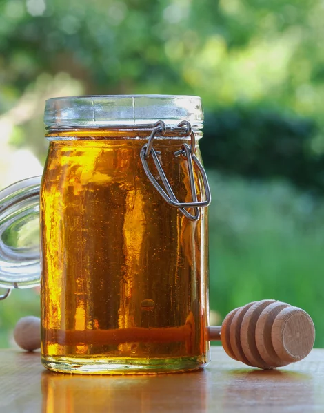 Glas Honig mit Rührstab — Stockfoto