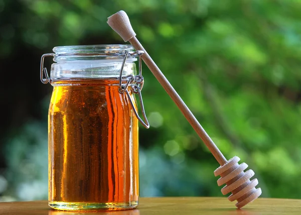Glas Honig mit Rührstab — Stockfoto