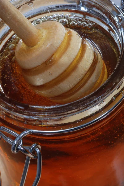 Burk honung med rör stick — Stockfoto