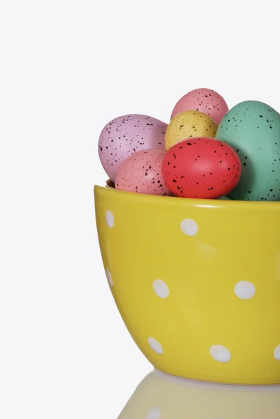 Tigela de ovos de Páscoa coloridos e manchados — Fotografia de Stock