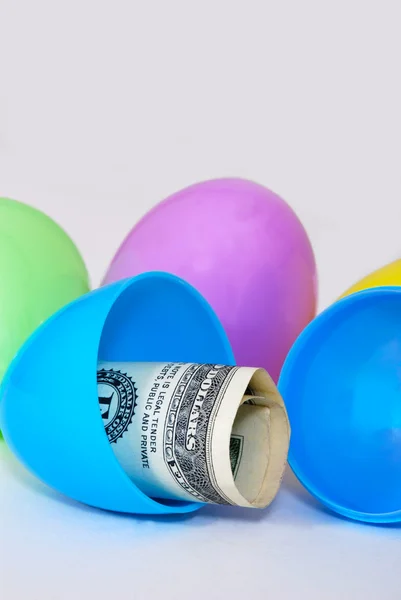 Ovos de Páscoa com dinheiro dentro — Fotografia de Stock