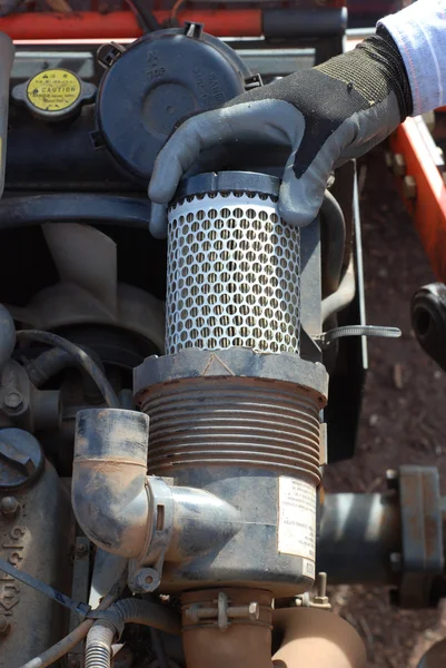 Mengganti filter udara pada traktor — Stok Foto