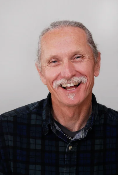 Sorrindo homem de meia-idade no fundo branco — Fotografia de Stock