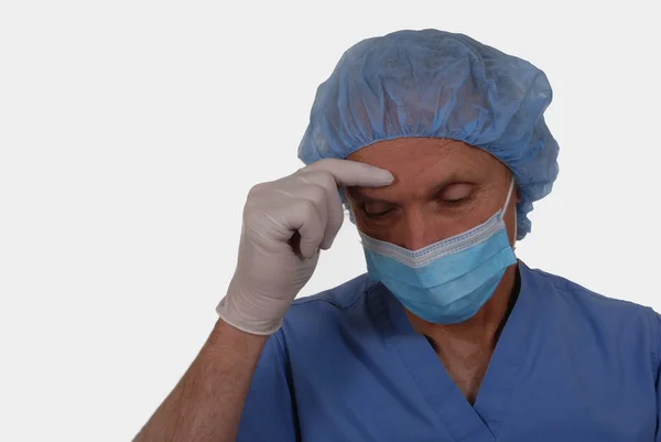 悲しそうな表情を持つ男性の外科医 — ストック写真
