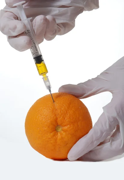 Oranžová s injekční jehlou — Stock fotografie