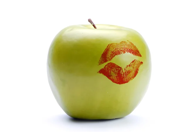 Зеленое яблоко с губной помадой — стоковое фото