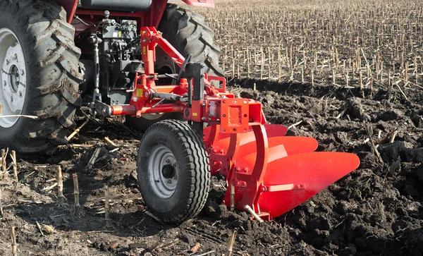 Traktor plöjer i höst — Stockfoto