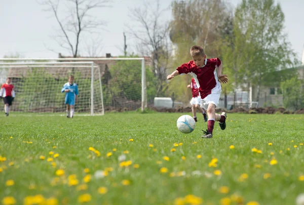 Liten pojke spelar fotboll — Stockfoto