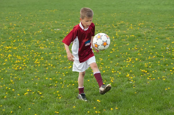 Жонглирование футболом — стоковое фото