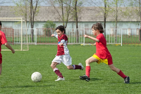 孩子们的足球游戏 — 图库照片