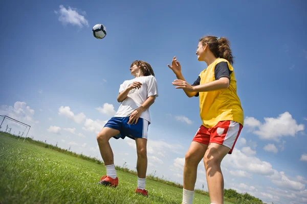 Подростковый футбол — стоковое фото