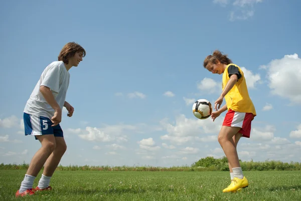 Les adolescents jouant au football — Photo