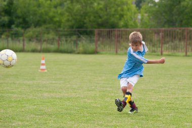 küçük çocuk futbol oynamak