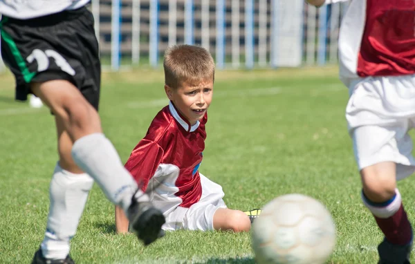 Piccoli ragazzi che giocano a calcio — Foto Stock