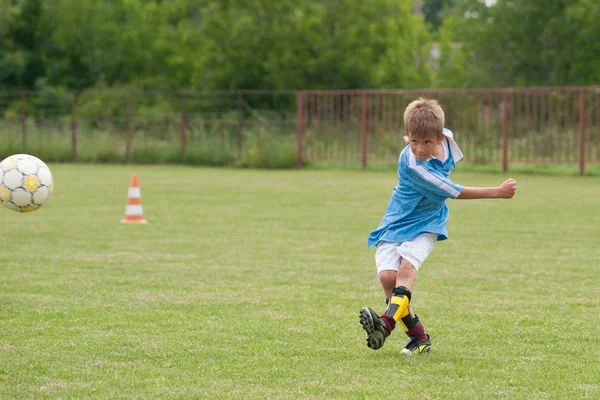 Kleiner Junge spielt Fußball — Stockfoto