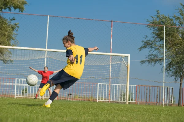 Kobiety kopiąc piłkę — Zdjęcie stockowe