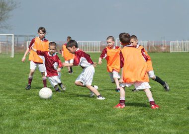 Çocuklar Futbol Oynuyor