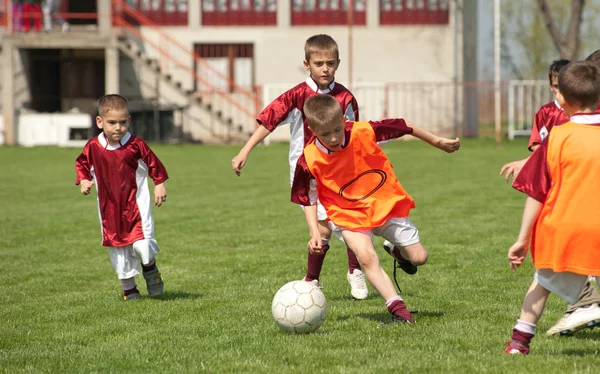 儿童踢足球 — 图库照片