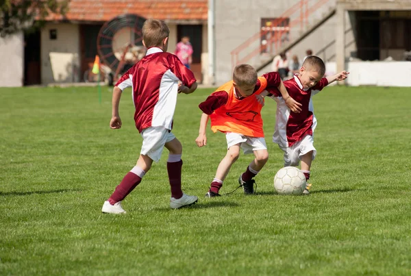 Dzieci grające w piłkę nożną — Zdjęcie stockowe