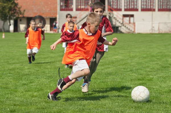 Crianças jogando futebol — Fotografia de Stock