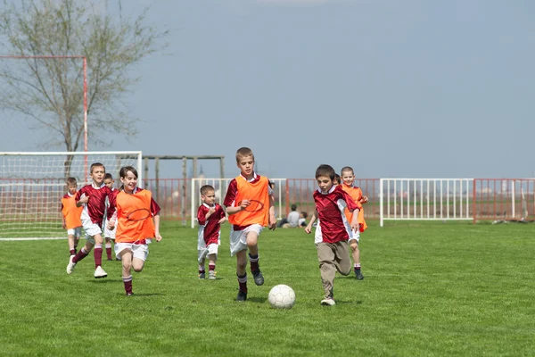Дети играют в футбол — стоковое фото