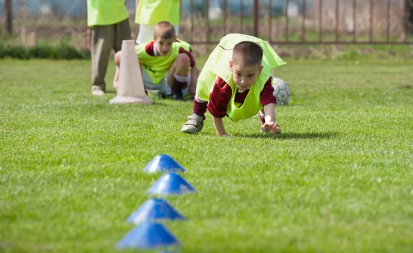 Niño en el campo de deportes — Foto de Stock