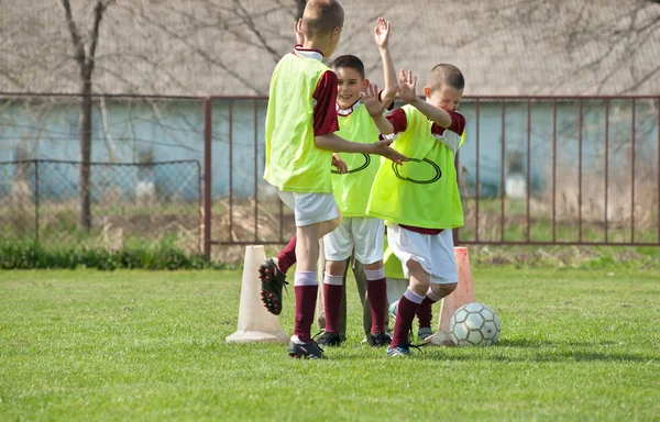 Ευτυχισμένα παιδιά στο γήπεδο ποδοσφαίρου — Φωτογραφία Αρχείου