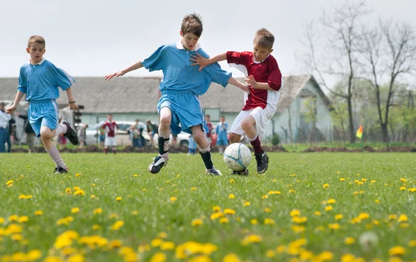 Petit garçon jouant au foot — Photo