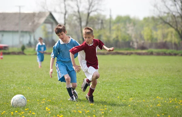 Μικρά αγόρια που παίζουν ποδόσφαιρο — Φωτογραφία Αρχείου